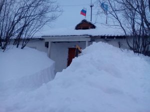 Le case del villaggio jacuziano di Zyryanka seppellite dalle nevicate degli ultimi giorni