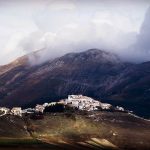 Terremoto: a Castelluccio folla di turisti per un selfie tra le macerie [GALLERY]