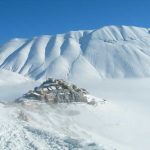 Castelluccio di Norcia diventa un paese fantasma, è la notte della tristezza: nulla sarà più come prima [GALLERY]