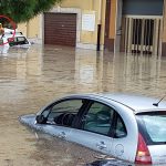 Alluvione Licata, l’eroe col K-Way giallo che ha salvato un cane e commuove il web [FOTO]