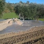 Terremoto, le impressionanti FOTO del vulcano di fango a Santa Vittoria in Matenano [GALLERY]