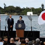 USA-Giappone: il premier giapponese con Obama a Pearl Harbor, “mai ripetere gli orrori della guerra” [GALLERY]