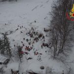 Valanga Hotel Rigopiano, aggiornamenti LIVE: identificata la terza vittima, “altri segnali sotto neve e macerie”