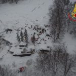 Valanga Hotel Rigopiano, aggiornamenti LIVE: identificata la terza vittima, “altri segnali sotto neve e macerie”