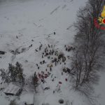 Valanga Hotel Rigopiano, aggiornamenti LIVE: identificata la terza vittima, “altri segnali sotto neve e macerie”