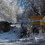 La città di Amatrice coperta dalla neve e il sindaco Sergio Pirozzi nel suo ufficio provvisorio [GALLERY]