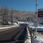 La città di Amatrice coperta dalla neve e il sindaco Sergio Pirozzi nel suo ufficio provvisorio [GALLERY]