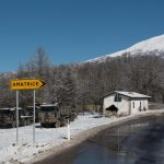 La città di Amatrice coperta dalla neve e il sindaco Sergio Pirozzi nel suo ufficio provvisorio [GALLERY]