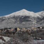 La città di Amatrice coperta dalla neve e il sindaco Sergio Pirozzi nel suo ufficio provvisorio [GALLERY]