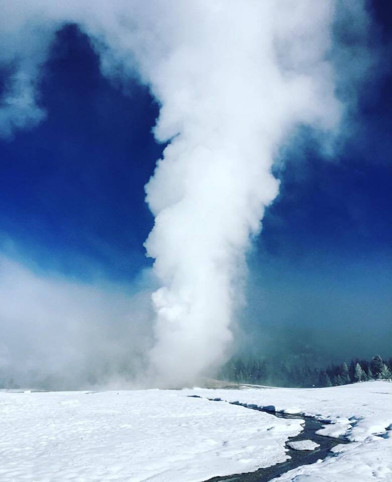 Due di fumo e di volute di vapore da un piccolo impianto di riscaldamento  in inverno freddo mattino presso la Colorado State University campus, Fort  Collins Foto stock - Alamy