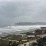 Cagliari nella morsa dello scirocco, la spiaggia del Poetto cancellata dalla mareggiata [GALLERY]