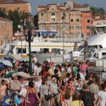 Venezia “scoppia”, l’appello degli albergatori: “Fermare il flusso di turisti giornalieri” [GALLERY]