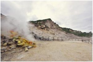 Il cratere vulcanico della Solfatara, Campi Flegrei, con le caratteristiche fumarole