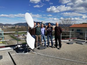 Il team di ricerca di NEFOCAST che ha lavorato al montaggio dell’antenna: da sinistra Simone Scarfone, ricercatore del dipartimento di Ingegneria dell’Informazione (DII), Giacomo Bacci MBI srl, Attilio Vaccaro, MBI srl, coordinatore del progetto, Michele Gammone, MBI srl, Filippo Giannetti, docente del DII