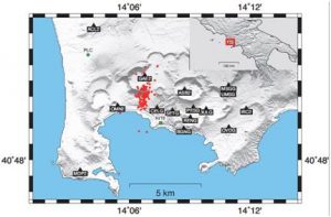 Fig.1 - Mappa dei Campi Flegrei con indicazione delle stazioni sismiche utilizzate (triangoli neri), la stazione meteorologica PLC (rombo verde) e quella di deformazione RITE (quadrato verde) che hanno fornito i dati di confronto, e localizzazione dello sciame sismico di fine settembre 2012, dopo il quale si osserva una variazione significativa della velocità sismica