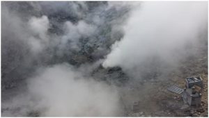 Fig.3 - Attività fumarolica nell’area di Pisciarelli, localizzata  immediatamente a est della Solfatara