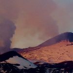 Nuova eruzione dell’Etna: fratture sul cratere e colonna di cenere, le immagini in diretta dalle webcam