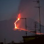 Nuova eruzione dell’Etna: fratture sul cratere e colonna di cenere, le immagini in diretta dalle webcam