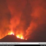 Nuova eruzione dell’Etna: fratture sul cratere e colonna di cenere, le immagini in diretta dalle webcam