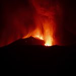 Nuova eruzione dell’Etna: fratture sul cratere e colonna di cenere, le immagini in diretta dalle webcam