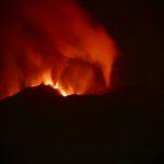 Nuova eruzione dell’Etna: fratture sul cratere e colonna di cenere, le immagini in diretta dalle webcam