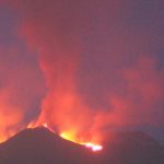 Nuova eruzione dell’Etna: fratture sul cratere e colonna di cenere, le immagini in diretta dalle webcam