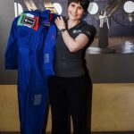 Samantha Cristoforetti dona la sua tuta e racconta i suoi progetti: “Missioni su Marte lontane, ne sogno una in orbita lunare” [GALLERY]