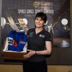 Samantha Cristoforetti dona la sua tuta e racconta i suoi progetti: “Missioni su Marte lontane, ne sogno una in orbita lunare” [GALLERY]