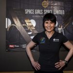 Samantha Cristoforetti dona la sua tuta e racconta i suoi progetti: “Missioni su Marte lontane, ne sogno una in orbita lunare” [GALLERY]