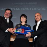 Samantha Cristoforetti dona la sua tuta e racconta i suoi progetti: “Missioni su Marte lontane, ne sogno una in orbita lunare” [GALLERY]