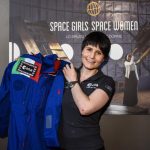 Samantha Cristoforetti dona la sua tuta e racconta i suoi progetti: “Missioni su Marte lontane, ne sogno una in orbita lunare” [GALLERY]