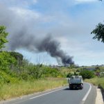 Roma, incendio in deposito sulla Pontina: colonna di fumo nero, “non aprite le finestre” [FOTO e VIDEO]