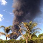 Roma, incendio in deposito sulla Pontina: colonna di fumo nero, “non aprite le finestre” [FOTO e VIDEO]