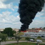 Roma, incendio in deposito sulla Pontina: colonna di fumo nero, “non aprite le finestre” [FOTO e VIDEO]