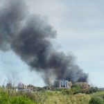 Roma, incendio in deposito sulla Pontina: colonna di fumo nero, “non aprite le finestre” [FOTO e VIDEO]