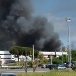 Roma, incendio in deposito sulla Pontina: colonna di fumo nero, “non aprite le finestre” [FOTO e VIDEO]