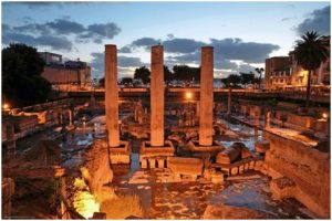 Le colonne del Tempio di Serapide nell’antico ‘Macellum’ Romano di Pozzuoli (NA). Le tracce lasciate sulle colonne dai molluschi marini, nei periodi in cui erano parzialmente sommerse, permisero le prime ricostruzioni del ‘bradisisma’, ossia delle forti variazioni del livello del suolo, che spesso portavano le colonne al di sotto del livello del mare, negli ultimi 2000 anni circa