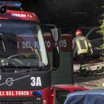 Roma, incendio in un deposito auto: in fiamme 50 macchine, diverse esplosioni [GALLERY]