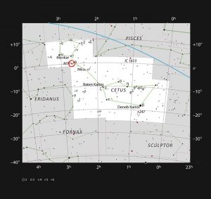 Questo grafico mostra l'ubicazione della galassia attiva Messier 77 nella costellazione della Balena: sono indicate la maggior parte delle stelle visibili a occhio nudo in una notta buia e serena. Crediti: ESO, IAU and Sky & Telescope