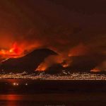 Incendio Vesuvio, il drammatico scenario del vulcano dopo una notte di fuoco: è un inferno [FOTO]