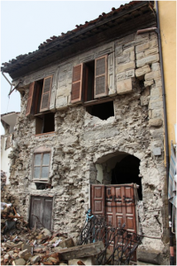 Amatrice: edificio con muratura a doppio paramento, con i muri portanti costruiti con pietrame di varia pezzatura, mal assemblato e con leganti poveri. Un esempio di elevata vulnerabilità sismica (Foto QUEST). 