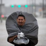 Uragano Harvey, nuovo record di precipitazioni: si aggrava il bilancio delle vittime e degli evacuati, “un disastro epico” [GALLERY]