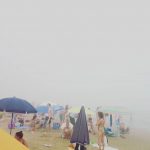 Scirocco in Sicilia, ecco gli effetti dell’ondata di caldo anomalo sulle coste di Modica e Ragusa: nebbia fitta in spiaggia! [GALLERY]