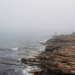 Scirocco in Sicilia, ecco gli effetti dell’ondata di caldo anomalo sulle coste di Modica e Ragusa: nebbia fitta in spiaggia! [GALLERY]