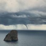 Maltempo Campania: tromba marina al largo di Capri [FOTO]