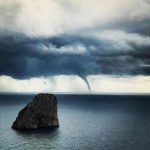 Maltempo Campania: tromba marina al largo di Capri [FOTO]