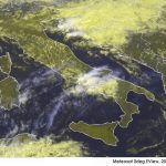 Allerta Meteo, inizia la prima ondata di maltempo: primi nubifragi a Napoli, violenti temporali in arrivo al Centro/Nord [LIVE]