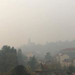 Caldo e siccità, Piemonte devastato dagli incendi: situazione drammatica, un morto e centinaia di evacuati. “Stato di calamità” [FOTO LIVE]