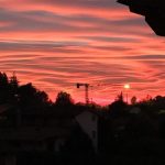 Il primo tramonto dell’ora solare è pura poesia: il sole tinge di rosso le nuvole e trasforma il cielo in un quadro mozzafiato [GALLERY]