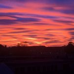 Il primo tramonto dell’ora solare è pura poesia: il sole tinge di rosso le nuvole e trasforma il cielo in un quadro mozzafiato [GALLERY]